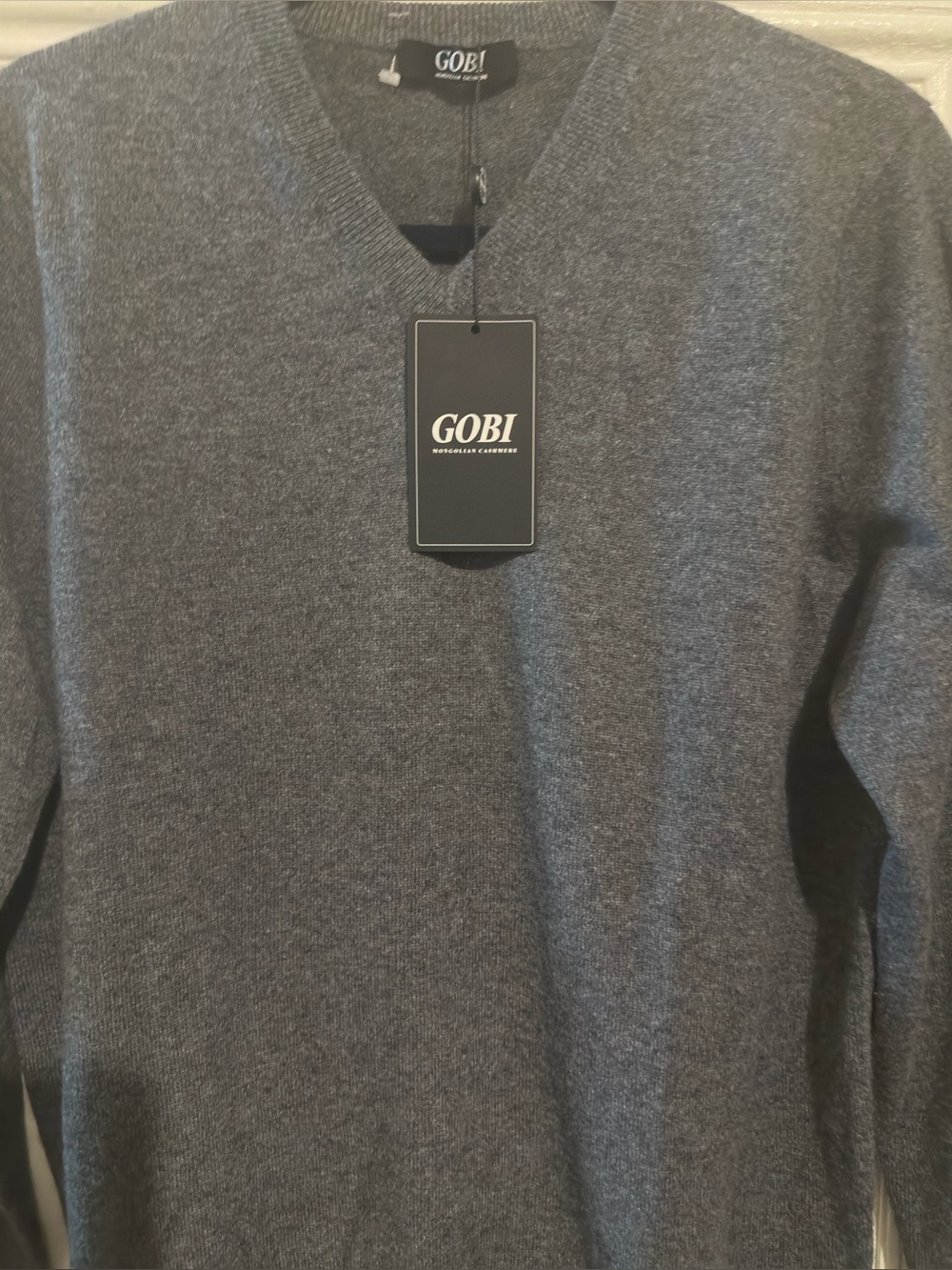 NWT Gobi Men's V-Neck Cashmere Sweater in Charcoal Gray. Size Medium.
